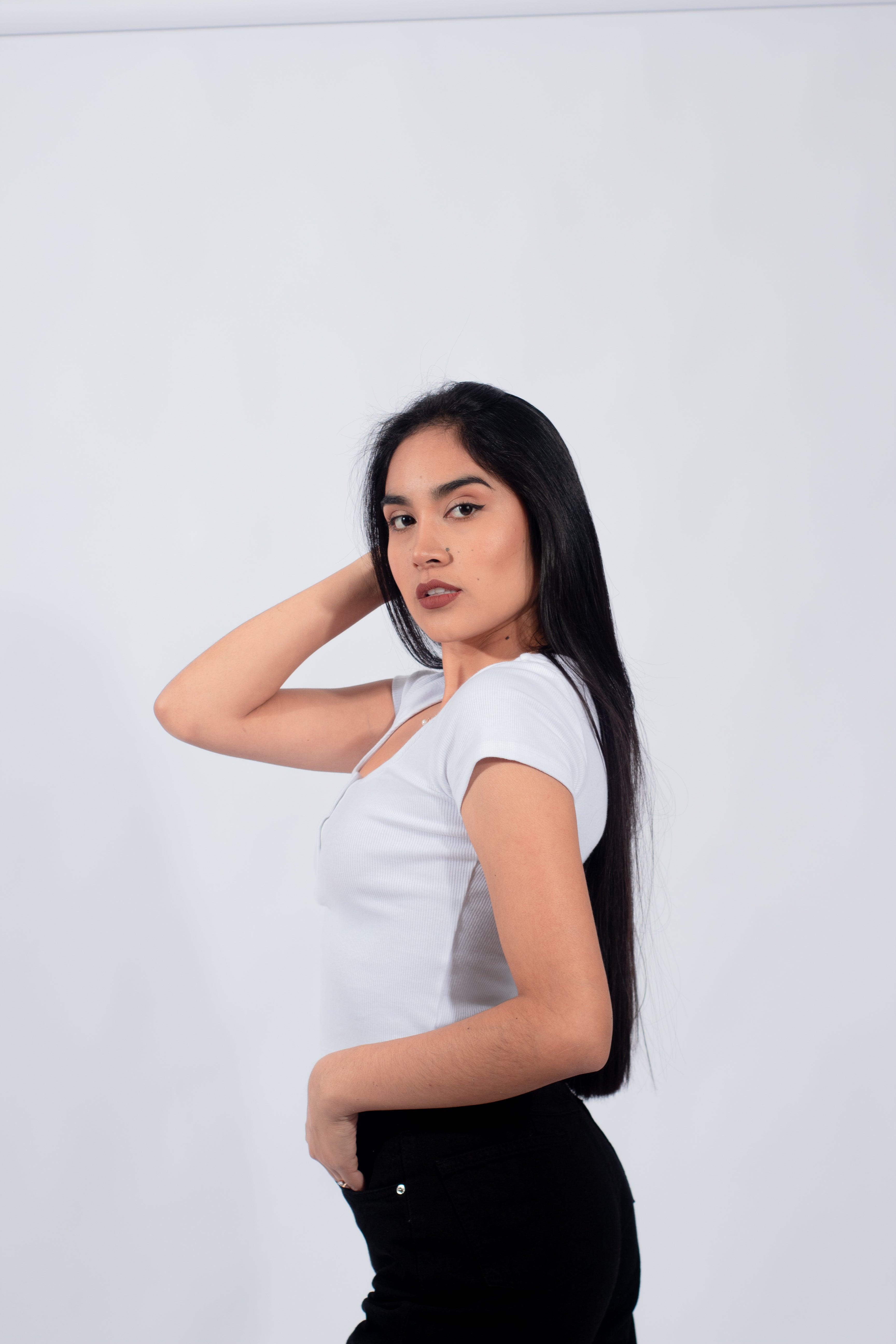 polo básico con botones en color blanco, ideal para mujeres jóvenes con un estilo casual y minimalista.